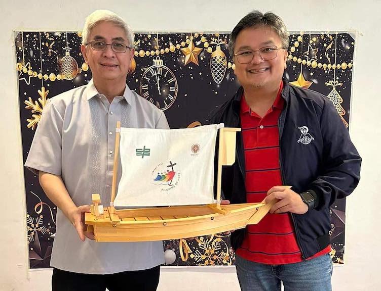 Outgoing Sangguniang Laiko President Jun Cruz passes on the Laiko "Balangay" to President Xavy Padilla.